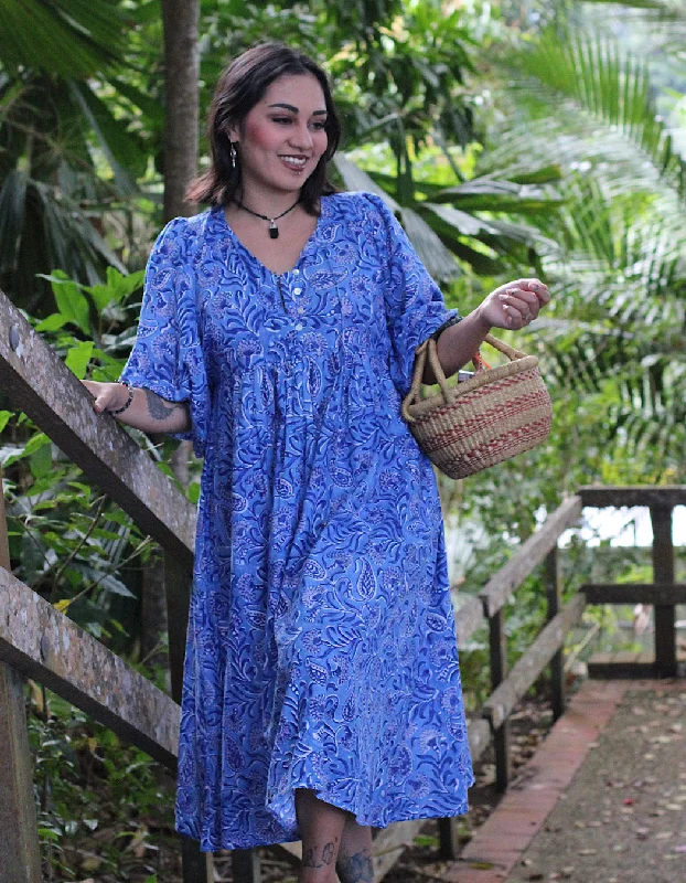 Trendy Women's Apparel Hawa Midi in Blue Paisley